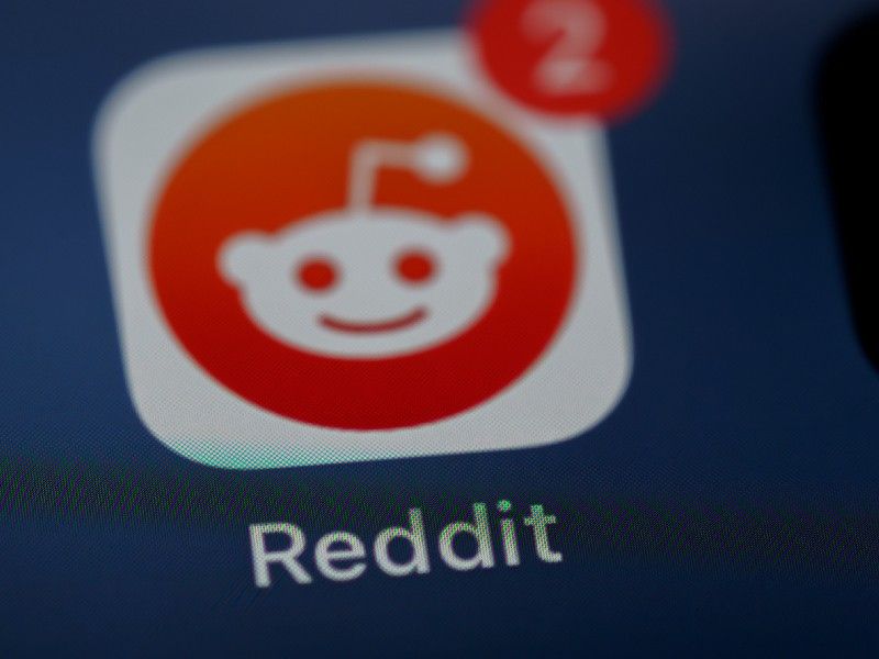 Reddit vs. Instagram — which is a better place to share your writing? (Ultimate guide)